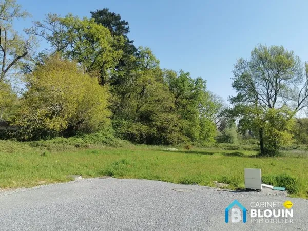 TERRAIN CONSTRUCTIBLE DE 616 m2 PROCHE DES COMMODITES