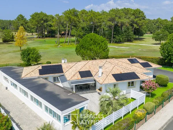 Villa contemporaine sur le Golf et son bassin de nage unique