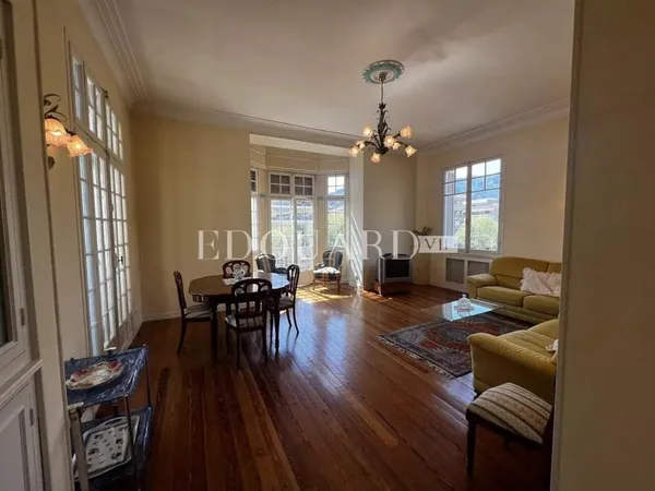 En exclusivité trois pièces à vendre avec belle vue sur la ville jusqu'à la mer, en plein centre de