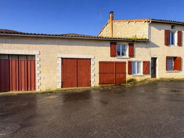 Maison de ville avec trois chambres, une cour-jardin et deux grands garages