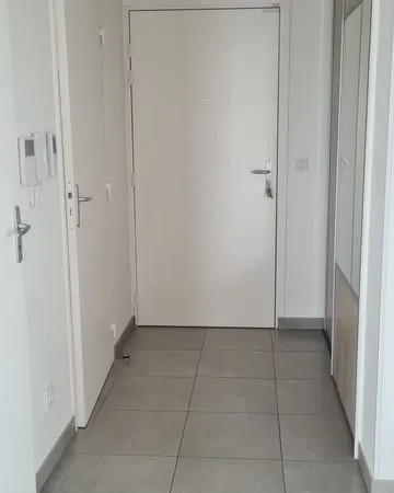 T2 récent 42 m² terrasse 13 m² parking proche tram