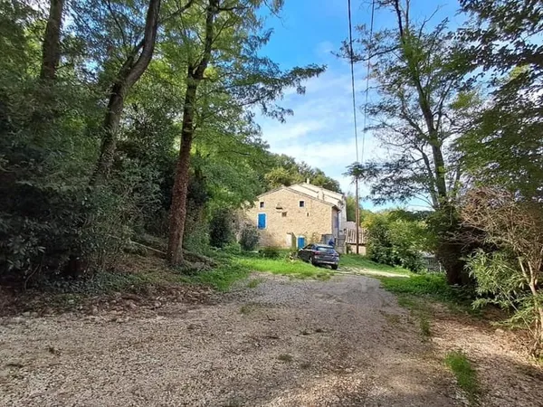 Maison en pierre dans un petit hameau