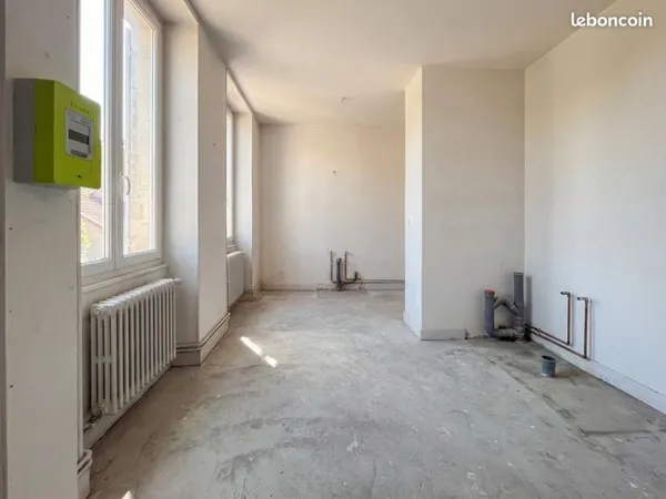 PLATEAU À AMÉNAGER - Intérieur pentagone