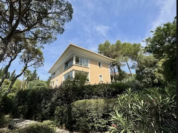 Dernier Etage Dans Un Domaine St Raphael