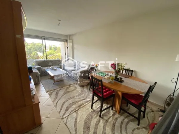 Spacieux Appartement T5 avec Terrasse Ensoleillée et Parking Inclus - Proche Tramway et Commodités