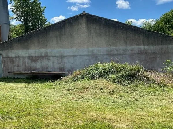 Bâtiment de 420m2 sur 2,9 hectares de terrain et bois