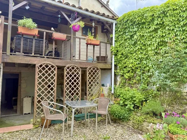 Duras - Charmante maison en pierre rénovée de 3 chambres au coeur d'une bastide historique