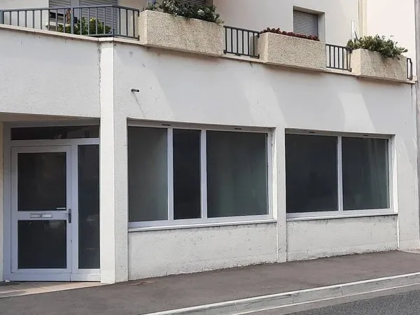 Local commercial 4 pièces 77 m²