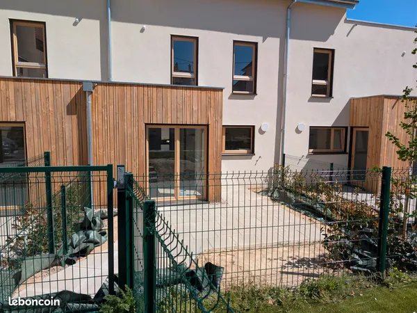 Location Maison T4 neuve (87 m² - 3 chambres) avec jardin et terrasse - Plein centre de Cernay
