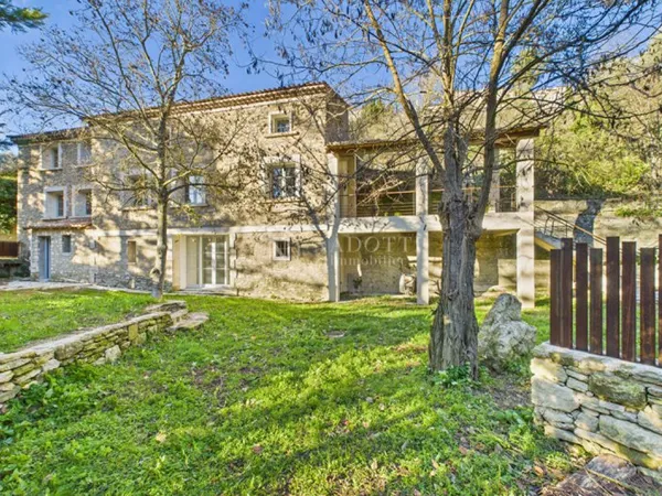 Maison rénovée à l'orée du village.