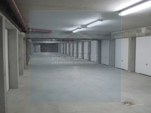 HYERES GARE / OLBIUS RIQUIER - VASTE GARAGE 28 M²