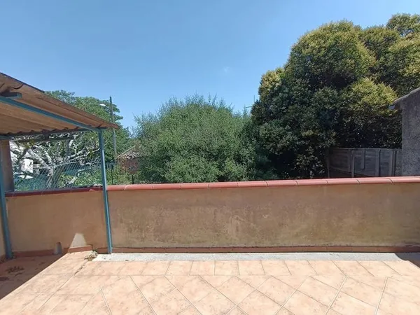 Maison avec terrasse et garage moto
