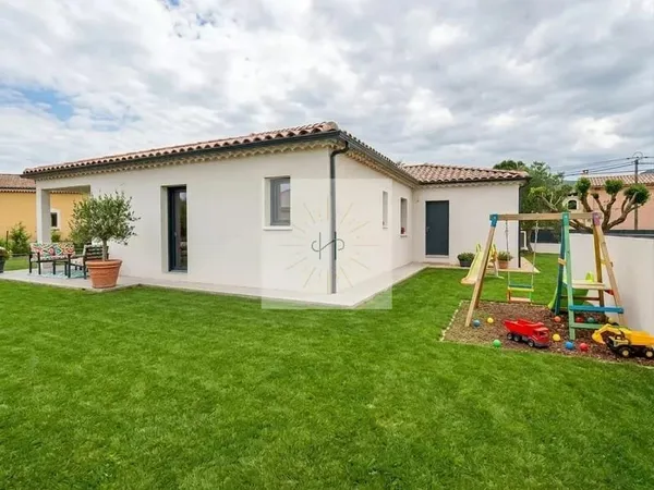 Villa récente avec jardin de 1100m2