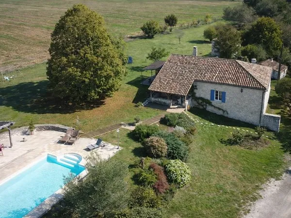 Magnifique maison en pierre rénovée avec vue dominante, pisc