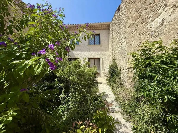 Du potentiel pour cette maison de village avec extérieur et local