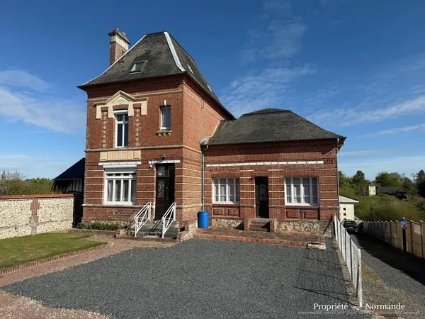 Ancienne École Avec Commerces À Pied
