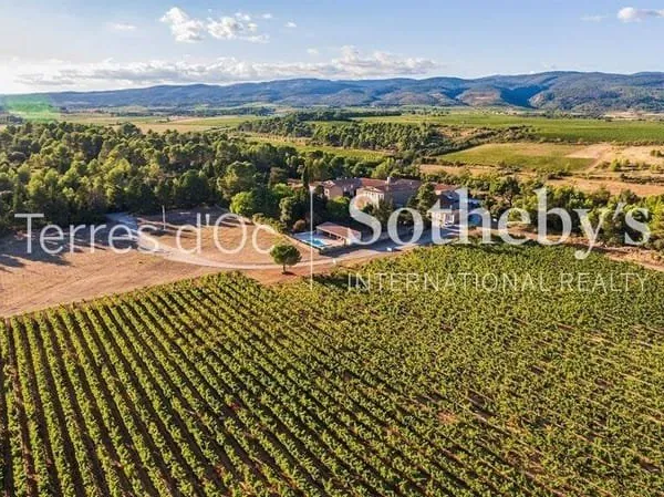 Maison 27 pièces 3000 m²