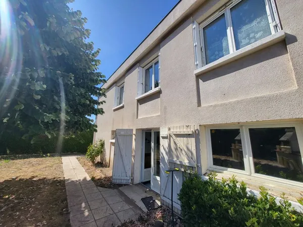 Maison spacieuse et familiale au coeur du bourg de Villebernier (49400).