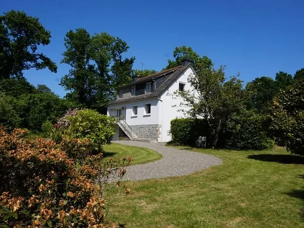 Grande maison familiale, 6 chambres, avec terrain arboré