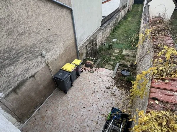 Grande maison de ville avec terrain et stationnement