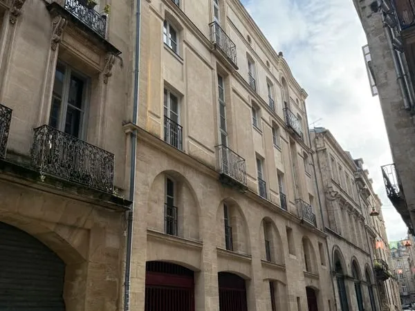 T3 65 m2 lumineux avec parking privé Bordeaux centre - Quartier recherché - Situé dans ancien hôtel 