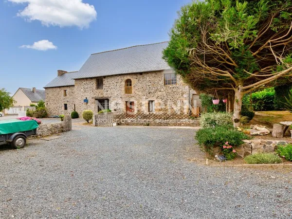 Vente d'une bâtisse en pierres avec dépendance et une habitation dans le bourg de Coëtmieux