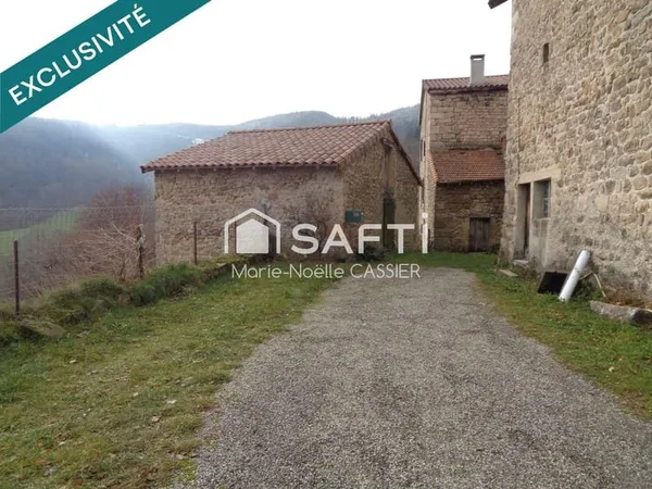 Charme d'antan et fort potentiel pour cette ferme traditionnelle au coeur des montagnes