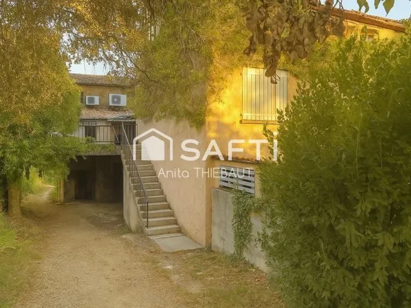 Au calme, Haut de villa à rénover avec terrain de 1200 m² et piscine
