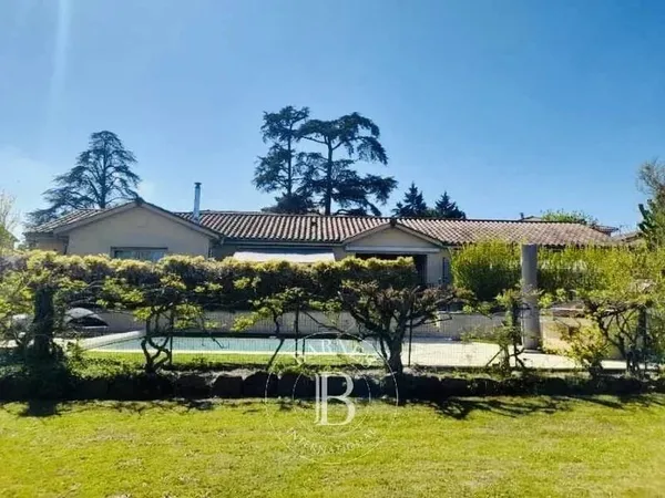 Grézieu-la-Varenne - Maison traditionnelle de 200 m² environ - Terrain d'environ 1500 m² - 5 chambre