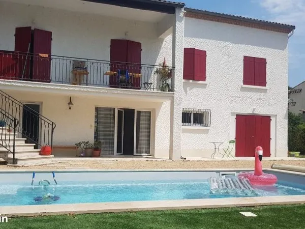 Grande propriété avec 2 logements indépendants, piscine et garage-hangar de 400 m²