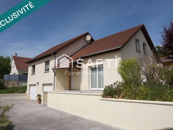 Maison familiale avec 4 chambres sur un terrain de 800m² et piscine