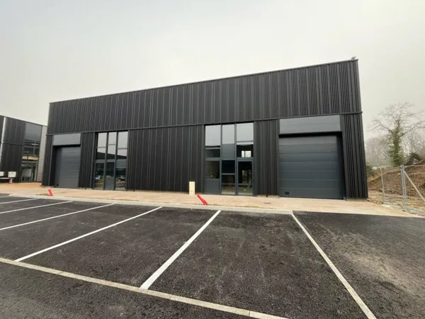 Local d'activité 3 pièces 760 m²