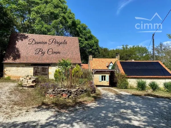 Maison avec dépendances et autonomie énergétique à Carsac-Aillac (24), à 5 min de Sarlat-la-Canéda.