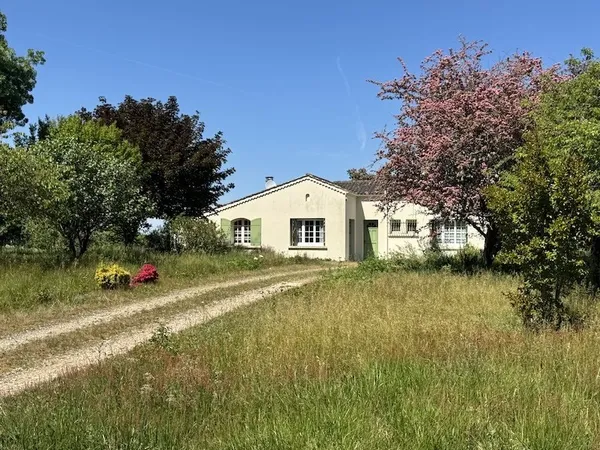 Jolie maison de plain pied avec jardin 3000m2