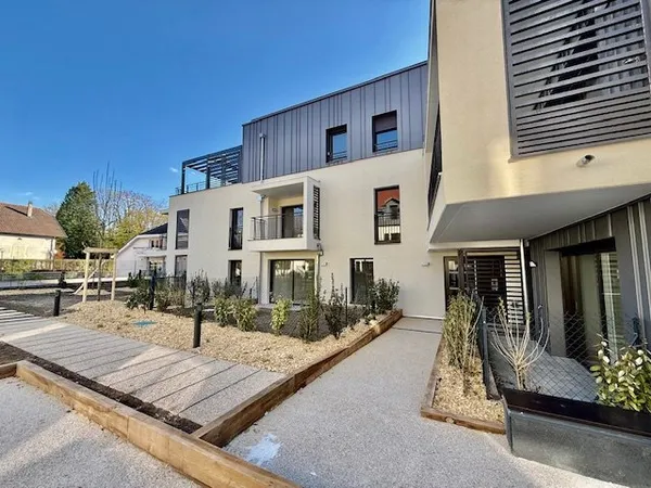 T5 de 121m2 Ferney Voltaire Coeur de Ville avec Terrasse et