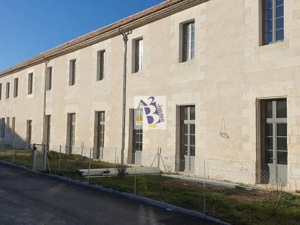 Appartement en duplex, parking privé. grands volumes à aménager