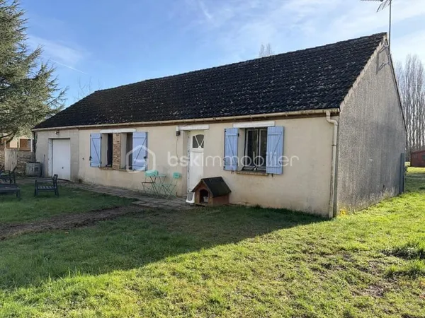 Maison de plain-pied des années 90 composée de ses 3 chambres et de son garage, le tout sur un terra