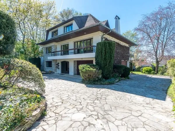 Maison 8 pièces 245 m²