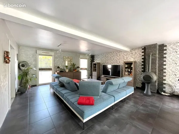 VENDS APPARTEMENT F5 DE STANDING A BRIEY DE 165m²