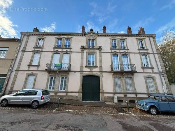 EXCLUSIVITE, AUTUN, plein centre ville appartement haussemanien 3 chambres, 2 garages, jardin et cav