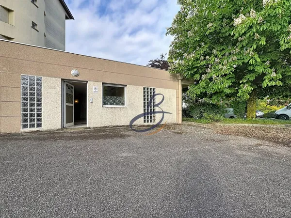 Local commercial 1 pièce 128 m²