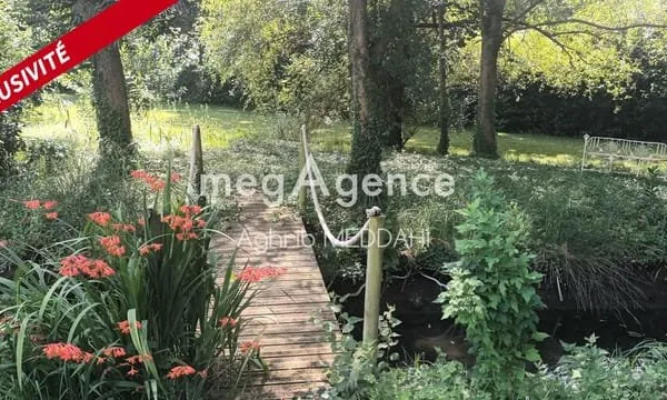 Maison Charantaise sur une parcelle de 2 hectares avec boxes à chevaux