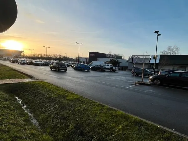 Bail commercial magasin 100-150m2 SDV zone commerciale très attractive
