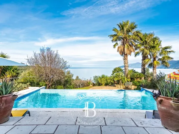 Saint-Florent, Villa vue mer panoramique, 4 chambres, appartement indépendant, piscine à débordement