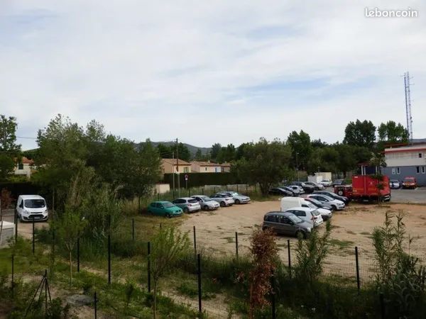 T3 proche village château gombert