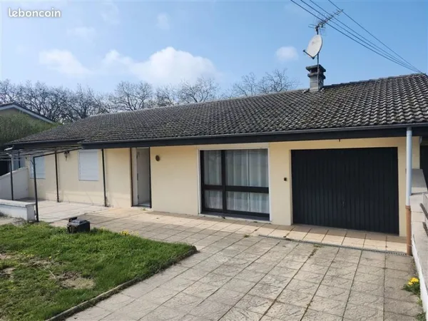 Vend Maison, pleins pied. Mitoyenne par le garage