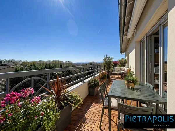 Décines - T2 en dernier étage avec terrasse plein ciel