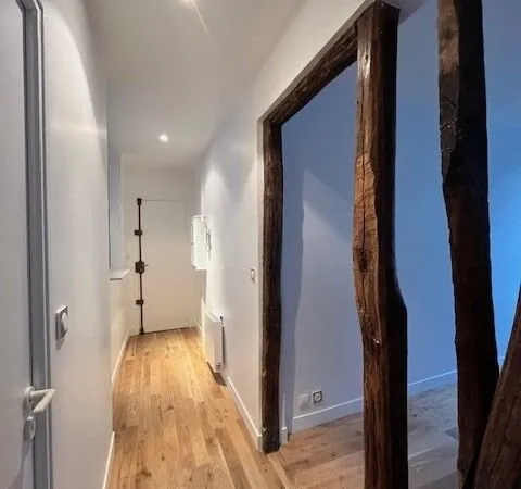 Grand 2 pièces rénové immeuble de charme