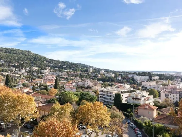 Le Cannet Mairie beau 3 pièces rénové avec terrasses vue Mer