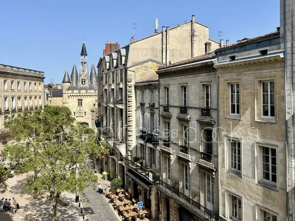 BORDEAUX PLACE DU PALAIS - APPARTEMENT ANCIEN A RÉNOVER DANS